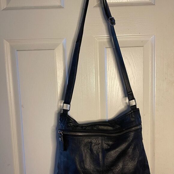 Margot black leather shoulder/Crossbody bag with rustic hardwares  . - Picture 3 of 10